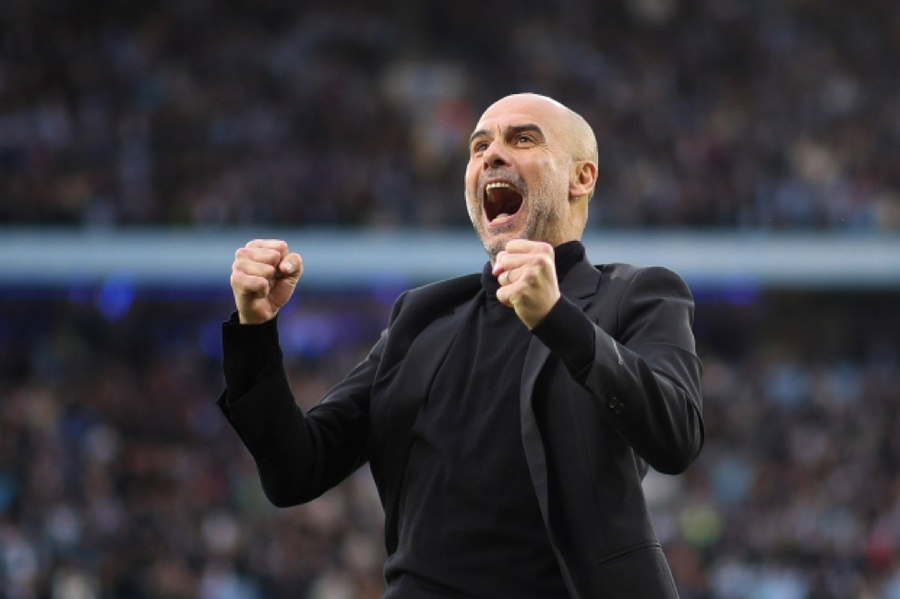Pep Guardiola ăn mừng trên đường biên khi giúp Man City lần thứ hai vào chung kết Champions League.