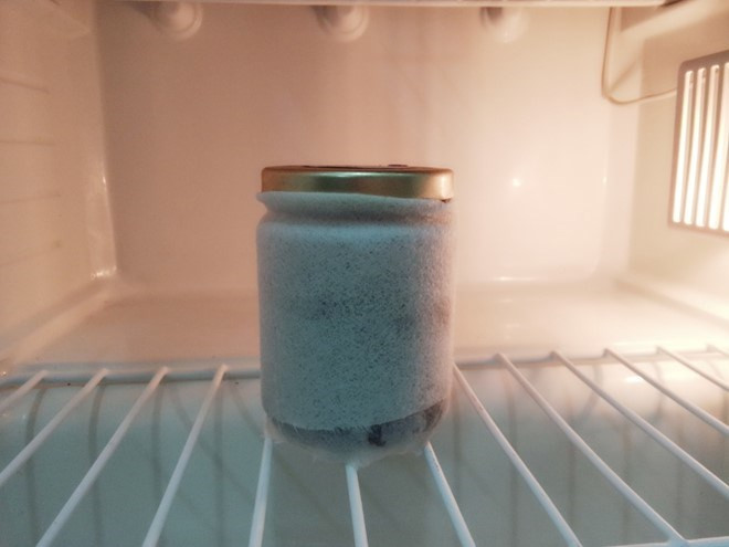 Dùng khăn ướt bọc chai nước sẽ giúp nước nhanh lạnh hơn, lại tiết kiệm điện năng