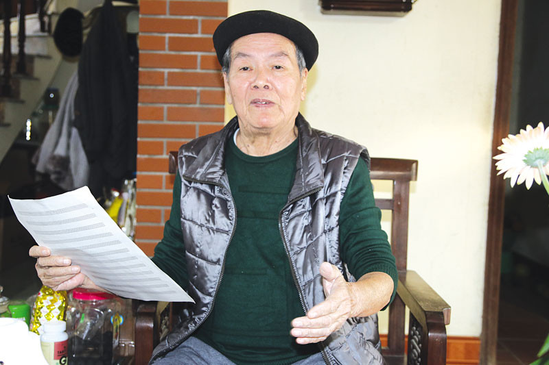 Nhạc sĩ Ngô Quốc Tính say sưa hát một ca khúc của mình. Ảnh: Ngô Khiêm.