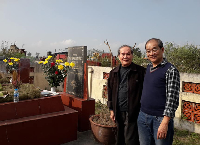 Nhạc sĩ Ngô Quốc Tính (trái) và nhà văn Nguyễn Huy Thắng bên phần mộ của nhà văn Nguyễn Huy Tưởng.