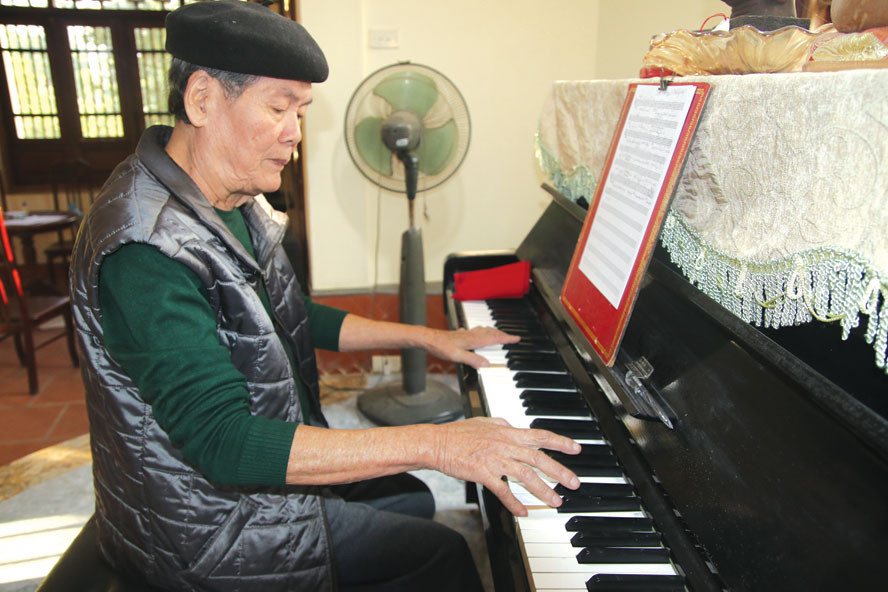 Nhạc sĩ Ngô Quốc Tính bên phím đàn. Ảnh: Ngô Khiêm.