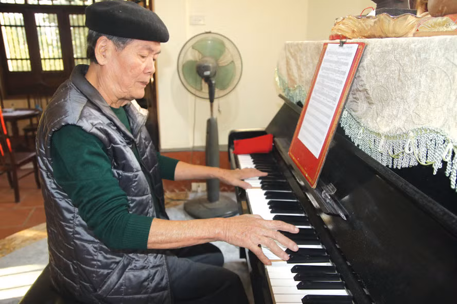 Nhạc sĩ Ngô Quốc Tính bên phím đàn. Ảnh: Ngô Khiêm.