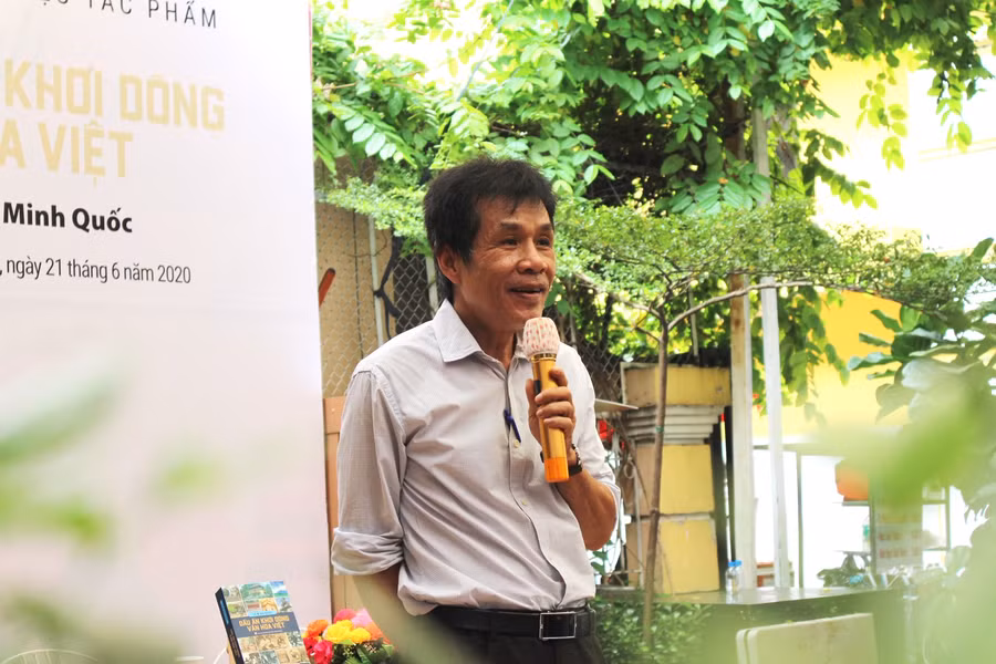 Nhà thơ Lê Minh Quốc giao lưu cùng bạn đọc. Ảnh: NVCC.