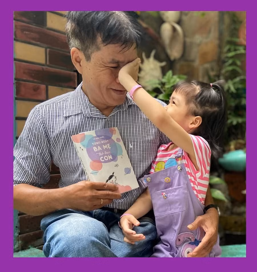 Nhà thơ Lê Minh Quốc và con gái. Ảnh: NVCC.