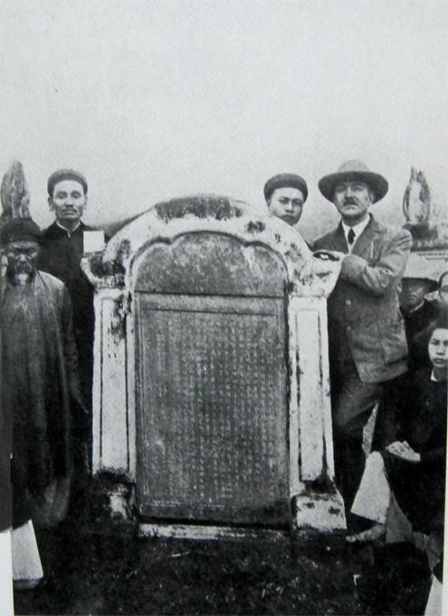 Đốc học Nghệ An Le Breton, Bắc Kỳ Kinh lược sứ Hoàng Cao Khải và Thượng thư bộ Học Cao Xuân Dục chụp ảnh bên bia mộ Thám hoa Nguyễn Đức Đạt. Ảnh tư liệu: GS Ngô Đức Thọ.