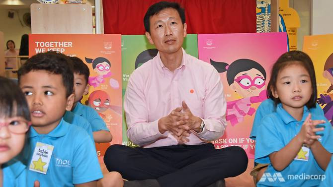 Bộ trưởng Ong tham gia chương trình hướng dẫn cách rửa tay cùng học sinh Bộ trưởng Ong tham gia chương trình hướng dẫn cách rửa tay cùng học sinh