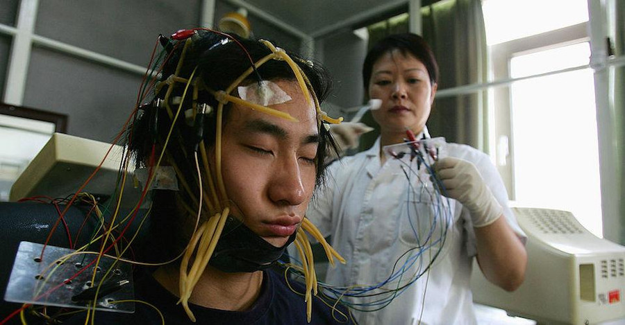 Bác sĩ kiểm tra điện não đồ của một thanh niên nghiện Internet tại Bắc Kinh vào năm 2005.