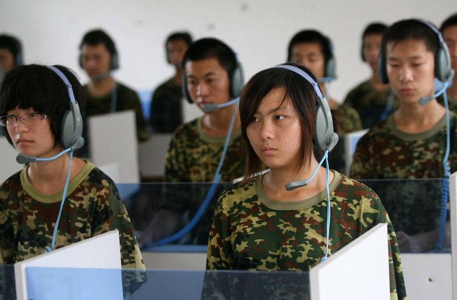 Thanh thiếu niên cai nghiện Internet bằng liệu pháp âm nhạc tại một trung tâm ở tỉnh Sơn Đông, Trung Quốc.