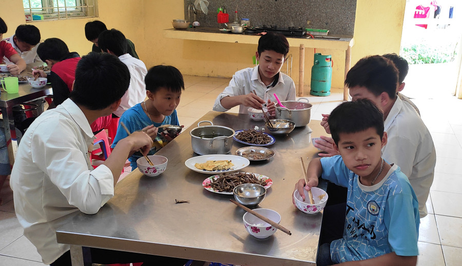 Bữa ăn của học sinh bán trú, Trường PTDTBT - THCS Tam Thanh (Quan Sơn, Thanh Hóa).