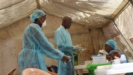 Hơn 120 nhân viên y tế tử vong do nhiễm Ebola