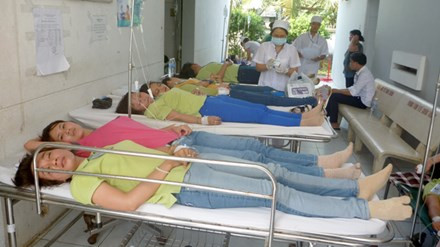 Hơn 100 công nhân nhập viện nghi ngộ độc thực phẩm ảnh 1 Các công nhân nhập viện tại trung tâm y tế huyện Châu Thành, tỉnh Tiền Giang vào chiều 24/4.