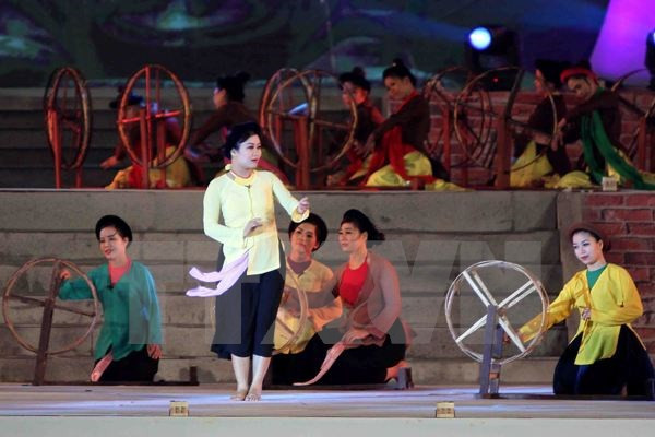 Thực hành hát ví dặm. Ảnh: ITN. Thực hành hát ví dặm. Ảnh: ITN.