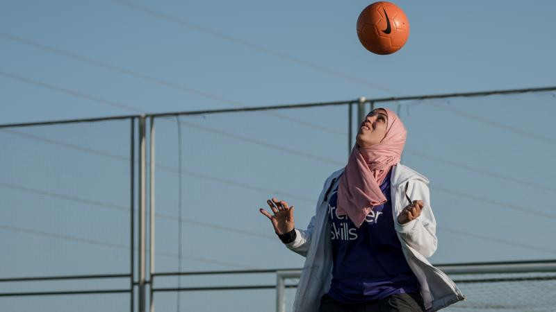 Một cô gái Ai Cập tập đánh đầu. Ảnh: Premier Skills