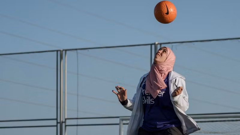 Một cô gái Ai Cập tập đánh đầu. Ảnh: Premier Skills