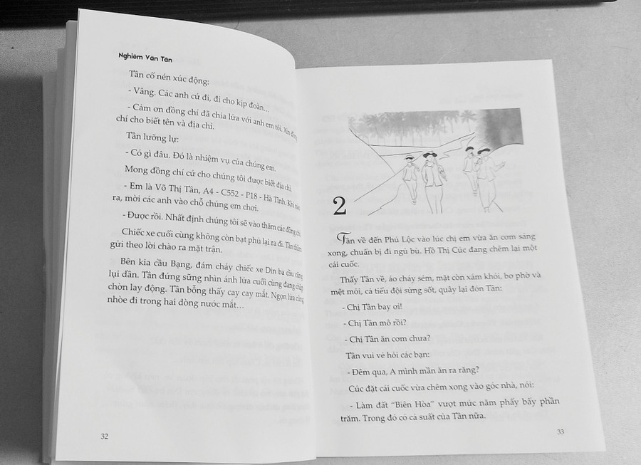 Những trang sách xúc động của truyện ký 'Đài hoa tím'. Ảnh: Hoàng Anh Những trang sách xúc động của truyện ký 'Đài hoa tím'. Ảnh: Hoàng Anh