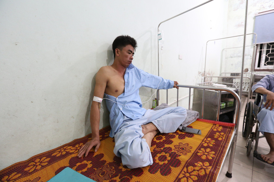 Anh Hoàng Đình Thủy thất thần nhớ lại giây phút gặp nạn. Anh Hoàng Đình Thủy thất thần nhớ lại giây phút gặp nạn.