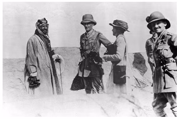 Gertrude Bell cùng các sĩ quan Anh trò chuyện với một nhà lãnh đạo Ả Rập tại Mesopotamia, năm 1917.