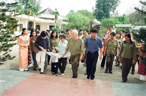 Cán bộ và nhân dân Quảng Bình nồng nhiệt đón mừng Đại tướng khi ông về thăm quê (2004).