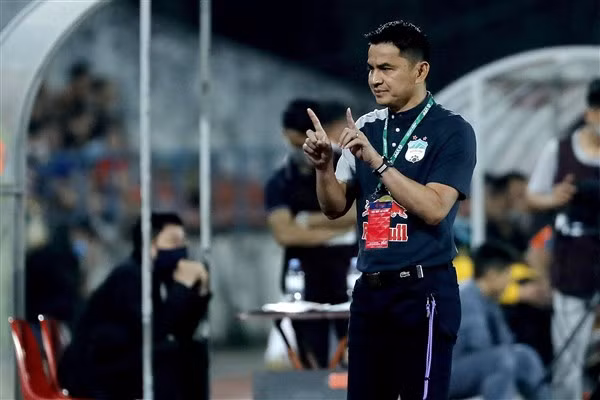 Kiatisak đang là HLV trưởng CLB HAGL của Việt Nam.