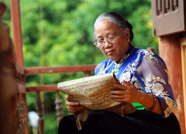 Nghệ nhân ưu tú Lương Thị Đại, người nặng lòng với chữ Thái cổ.