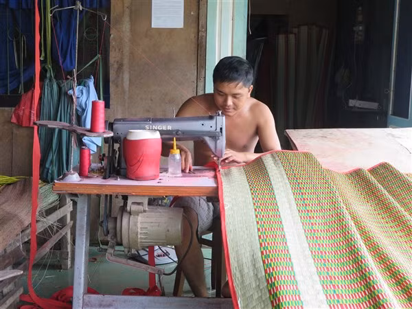 Ngày nay để chiếu được bền, nhiều hộ làm chiếu còn thực hiện may vải bao quanh mép chiếu để giữ được độ bền lâu. Ảnh: Đức Vinh.