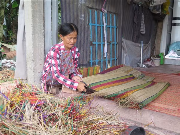 Chiếu sau khi dệt xong phải được cắt gọn lại ở các mép.