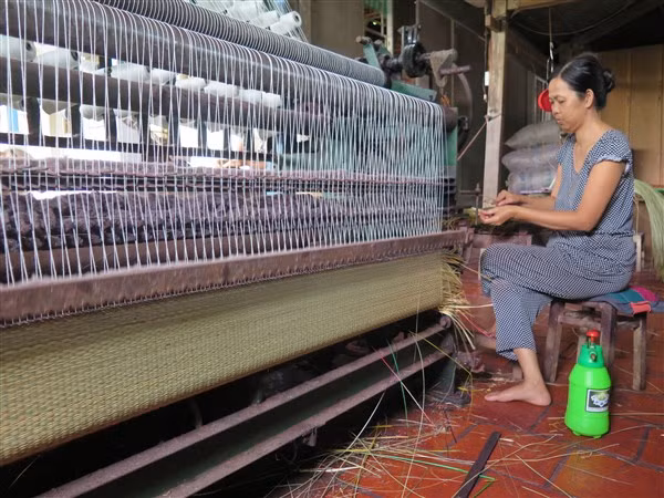 Hệ thống máy dệt được đưa vào sản xuất góp phần rút ngắn thời gian, công lao động và tăng số lượng sản phẩm.