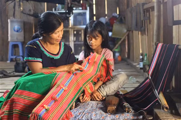 Chị Hlạng luôn mong muốn truyền dạy và phát triển nghề dệt thổ cẩm.