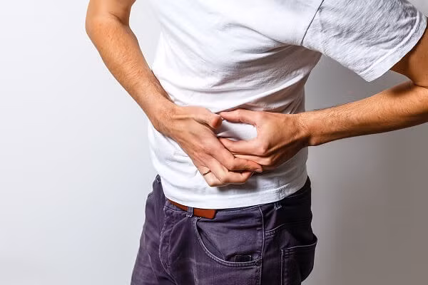 Cơn đau ở hạ sườn trái là dấu hiệu các bệnh lý về thận, dạ dày, tá tràng… Ảnh minh họa.