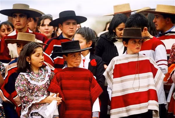 Thanh lịch, ấm áp trang phục Chile ảnh 5