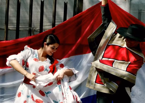 Thanh lịch, ấm áp trang phục Chile ảnh 6