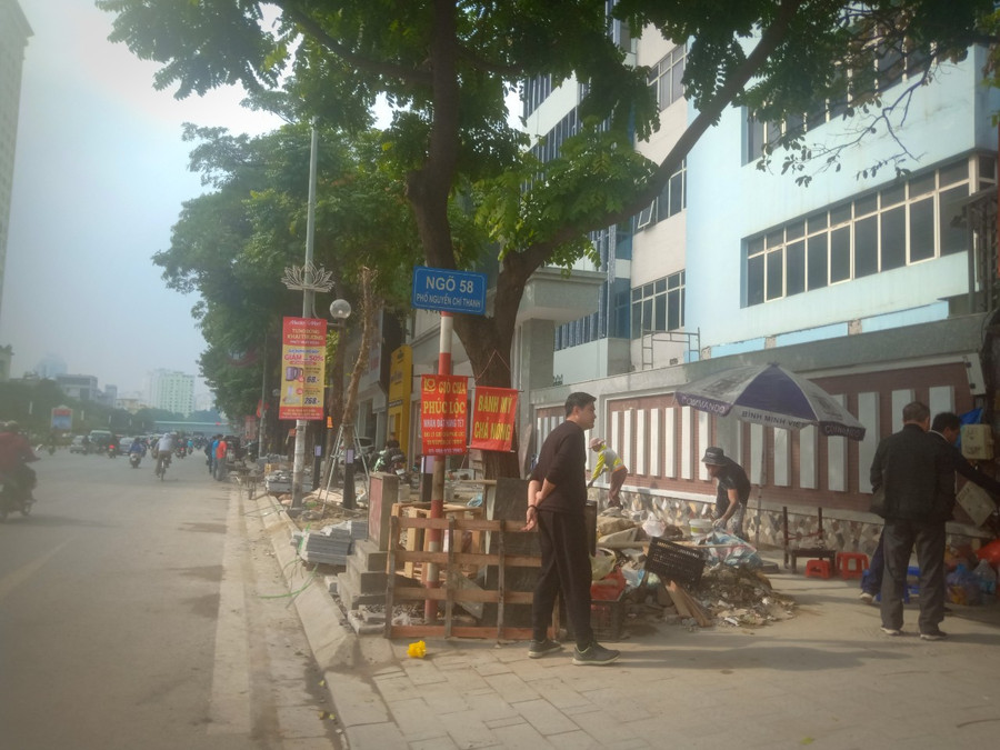 Thi công vỉa hè trên tuyến đường Nguyễn Chí Thanh (quận Đống Đa, Hà Nội).