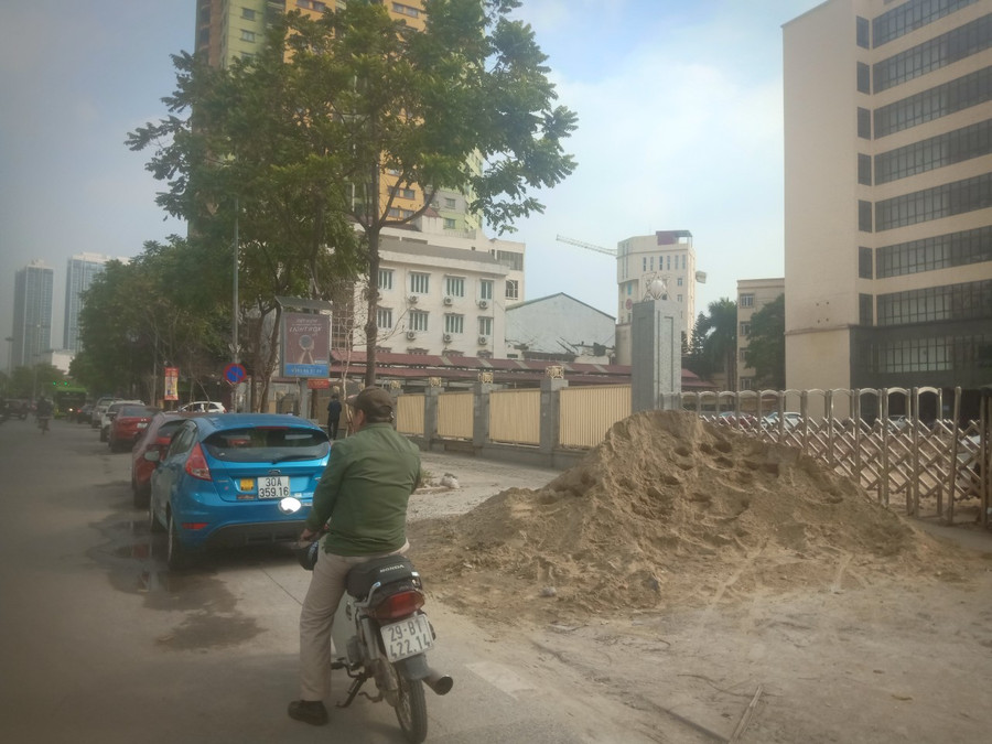 Vỉa hè, lòng đường khu vực cổng Học viện Hành chính Quốc gia biến thành những bãi đỗ xe.