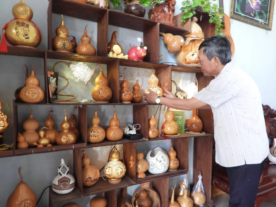 Ông Trần Văn Vinh bên các trái bầu hồ lô hoàn thiện trở thành vật phẩm phong thủy, trang trí.