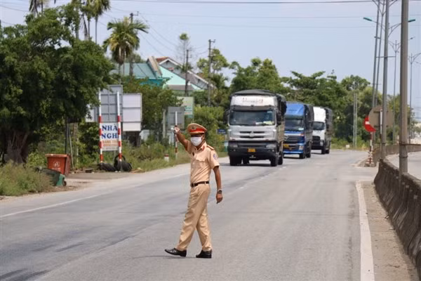 Lực lượng chức năng túc trực 24/24 giờ tại các chốt kiểm soát y tế.