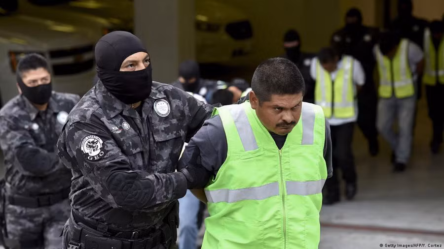 Mexico bắt giữ nhiều cảnh sát có liên quan đến vụ án Iguala. Mexico bắt giữ nhiều cảnh sát có liên quan đến vụ án Iguala.