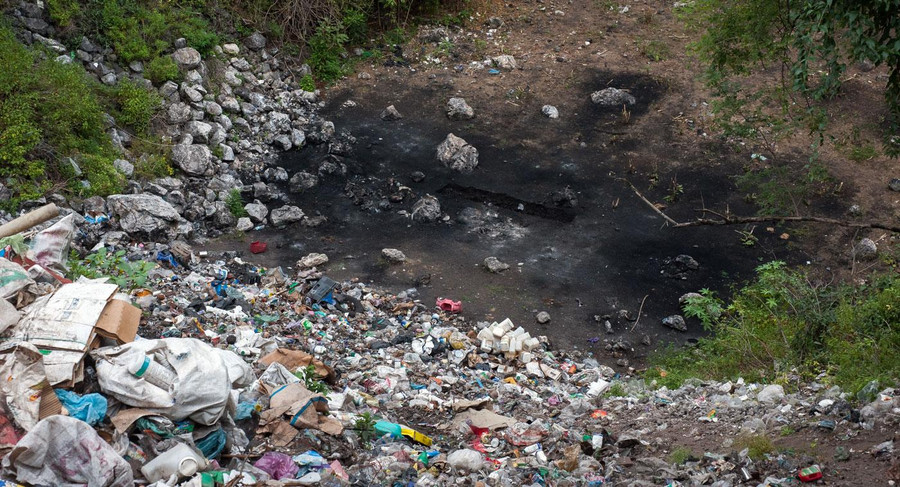 Hố rác, nơi được cho là đã thiêu xác các nạn nhân.