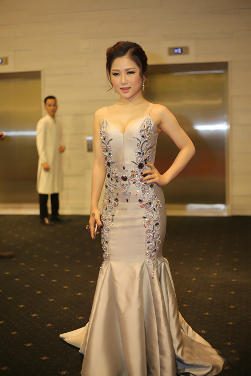 Bộ váy dạ hội được Hương Tràm chọn mặc khi dự kiện kiện tại TP HCM vào đầu tháng 4 đưa cô vào nhiều danh sách mặc xấu tuần và tháng. Thiết kế lỗi mốt hoàn toàn không phù hợp vóc dáng khiêm tốn của nữ ca sĩ. Ảnh: Maison de Bil