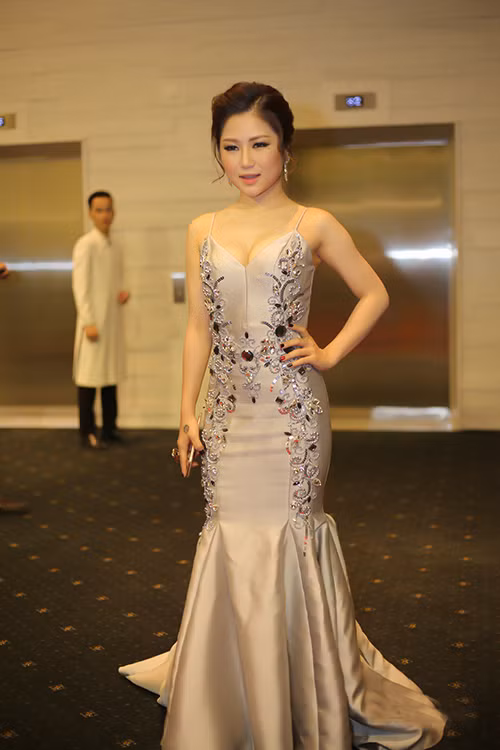 Bộ váy dạ hội được Hương Tràm chọn mặc khi dự kiện kiện tại TP HCM vào đầu tháng 4 đưa cô vào nhiều danh sách mặc xấu tuần và tháng. Thiết kế lỗi mốt hoàn toàn không phù hợp vóc dáng khiêm tốn của nữ ca sĩ. Ảnh: Maison de Bil