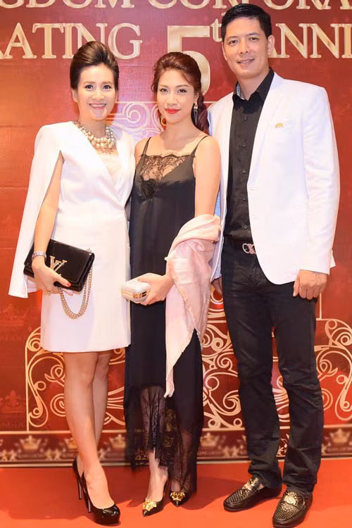 Diện trang phục váy ngủ kém chỉn chu tham gia sự kiện sang trọng tại TP HCM, Pha Lê nhận phải đánh giá thấp về gu thẩm mỹ. Bộ cánh không phù hợp không gian chương trình đưa cô vào danh sách sao mặc xấu nhất tháng 4. Ảnh: ED