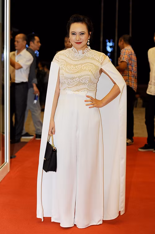 Dự lễ trao giải âm nhạc Cống Hiến 2016, ca sĩ Khánh Linh chọn bộ cánh jumpsuits kết hợp vạt cape dài chấm đất, song trang phục kén người mặc khiến nữ ca sĩ trở nên tròn trịa, nặng nề. Ảnh: NS