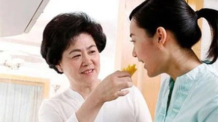 Sống với mẹ chồng đừng "lấy trứng chọi đá"