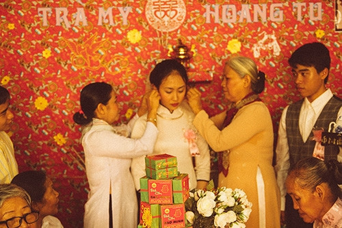 Xúc động bộ ảnh “Cưới sum vầy” gợi nhớ về thập niên 80 - Ảnh 20 Xúc động bộ ảnh “Cưới sum vầy” gợi nhớ về thập niên 80 - Ảnh 20