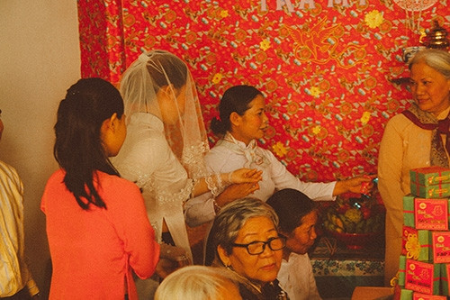 Xúc động bộ ảnh “Cưới sum vầy” gợi nhớ về thập niên 80 - Ảnh 15 Xúc động bộ ảnh “Cưới sum vầy” gợi nhớ về thập niên 80 - Ảnh 15