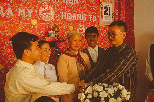 Xúc động bộ ảnh “Cưới sum vầy” gợi nhớ về thập niên 80 - Ảnh 12 Xúc động bộ ảnh “Cưới sum vầy” gợi nhớ về thập niên 80 - Ảnh 12