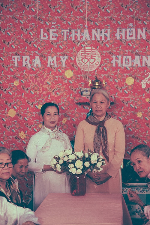 Xúc động bộ ảnh “Cưới sum vầy” gợi nhớ về thập niên 80 - Ảnh 10 Xúc động bộ ảnh “Cưới sum vầy” gợi nhớ về thập niên 80 - Ảnh 10