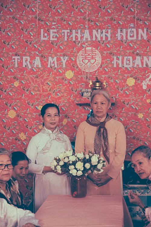 Xúc động bộ ảnh “Cưới sum vầy” gợi nhớ về thập niên 80 - Ảnh 10 Xúc động bộ ảnh “Cưới sum vầy” gợi nhớ về thập niên 80 - Ảnh 10