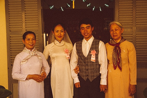 Xúc động bộ ảnh “Cưới sum vầy” gợi nhớ về thập niên 80 - Ảnh 27 Xúc động bộ ảnh “Cưới sum vầy” gợi nhớ về thập niên 80 - Ảnh 27