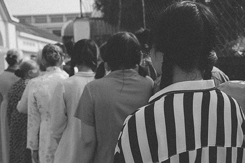 Xúc động bộ ảnh “Cưới sum vầy” gợi nhớ về thập niên 80 - Ảnh 3 Xúc động bộ ảnh “Cưới sum vầy” gợi nhớ về thập niên 80 - Ảnh 3