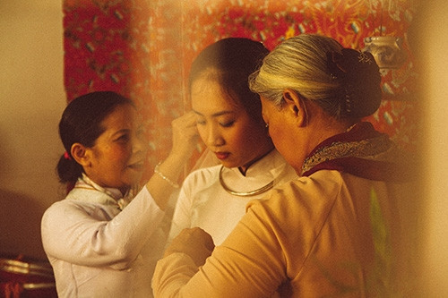 Xúc động bộ ảnh “Cưới sum vầy” gợi nhớ về thập niên 80 - Ảnh 19 Xúc động bộ ảnh “Cưới sum vầy” gợi nhớ về thập niên 80 - Ảnh 19